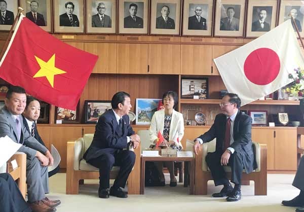 The mayor of Izumiotsu receives Mr. Tat Thanh Cang on Sep. 9th, 2016. (Photo: SGGP) The mayor of Izumiotsu receives Mr. Tat Thanh Cang on Sep. 9th, 2016. (Photo: SGGP)